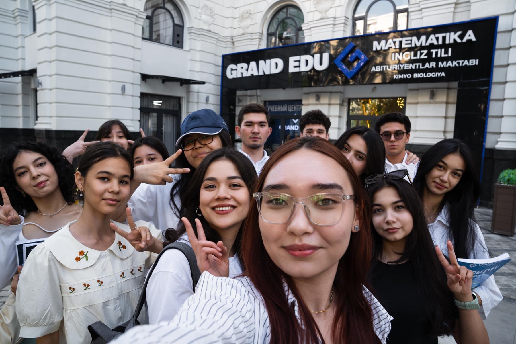 Grant Edu o'quvchilari markaz binosi oldida